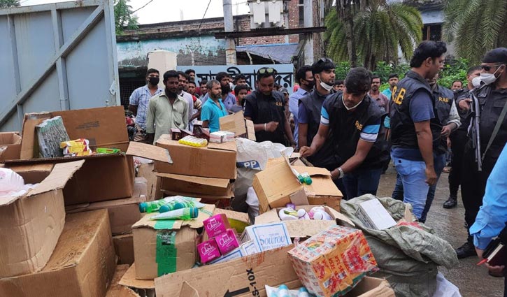 সাতক্ষীরায় বিখ্যাত ব্র্যান্ডের নকল প্রসাধনী সামগ্রীসহ আটক ১ সাতক্ষীরায় বিখ্যাত ব্র্যান্ডের নকল প্রসাধনী সামগ্রীসহ আটক ১
