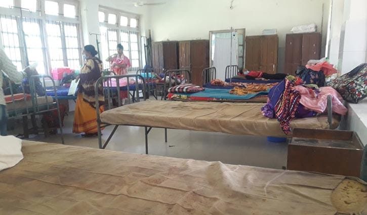 রাজশাহীতে মা ও শিশু কল্যাণ কেন্দ্রে সেবাপ্রার্থীদের দুর্ভোগ রাজশাহীতে মা ও শিশু কল্যাণ কেন্দ্রে সেবাপ্রার্থীদের দুর্ভোগ
