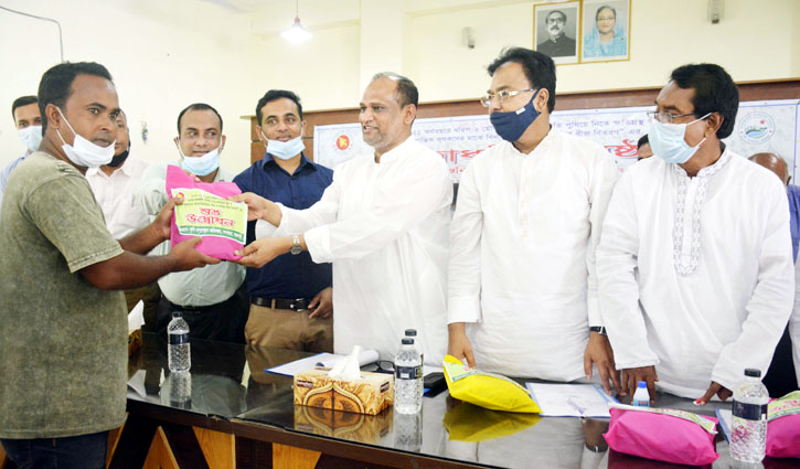 রাজশাহীতে বিনামূল্যে সবজি বীজ পেলেন ২ হাজার কৃষক রাজশাহীতে বিনামূল্যে সবজি বীজ পেলেন ২ হাজার কৃষক