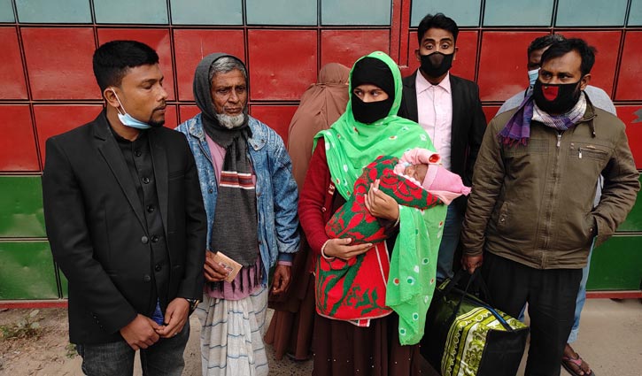 সেফহোমে থাকা একমাস বয়সি শিশুসহ মায়ের মুক্তি সেফহোমে থাকা একমাস বয়সি শিশুসহ মায়ের মুক্তি