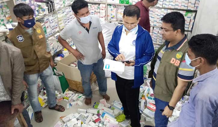 রাজশাহীতে স্যাম্পল ওষুধের রমরমা ব্যবসা, ৩ ফার্মেসিকে জরিমানা