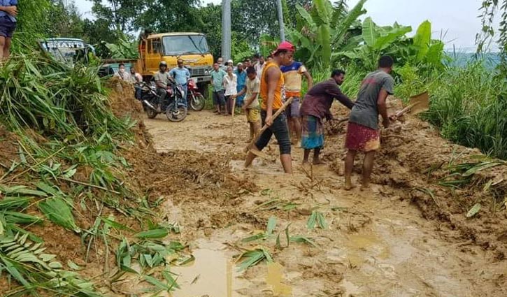 রাঙামাটিতে পাহাড় ধসে সড়ক যোগাযোগ বন্ধ রাঙামাটিতে পাহাড় ধসে সড়ক যোগাযোগ বন্ধ