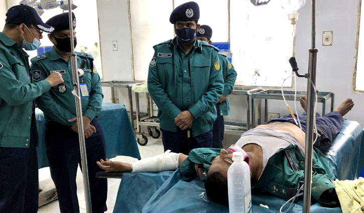 মামলা দিতে চাওয়ায় হামলার শিকার ট্রাফিক সার্জেন্ট মামলা দিতে চাওয়ায় হামলার শিকার ট্রাফিক সার্জেন্ট