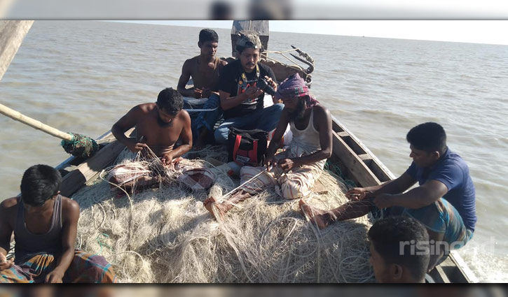 ইলিশ ঘাটে জেলের মলিন মুখ ইলিশ ঘাটে জেলের মলিন মুখ