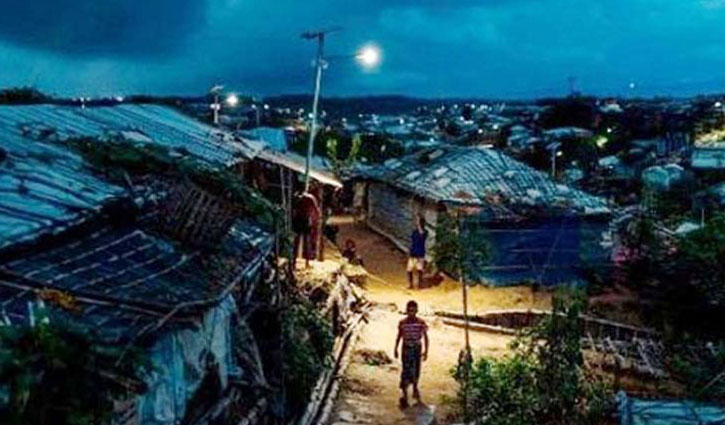 রোহিঙ্গা ক্যাম্পে গোলাগুলি: নিহত ৪, ঘর ছাড়া ৫০০ পরিবার রোহিঙ্গা ক্যাম্পে গোলাগুলি: নিহত ৪, ঘর ছাড়া ৫০০ পরিবার