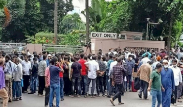 সৌদি এয়ারলাইন্সে টিকিটপ্রত্যাশীদের ভিড় সৌদি এয়ারলাইন্সে টিকিটপ্রত্যাশীদের ভিড়