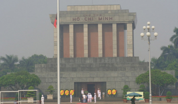 হো চি মিনের সমাধিতে একদিন
