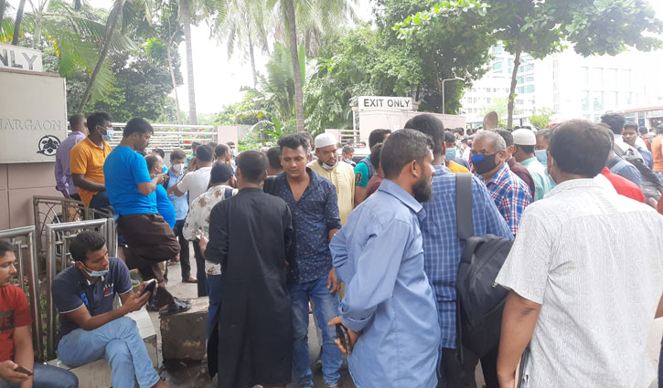 ‘সিরিয়াল বা টোকেন না পেলে এখান থেকে যাবো না’ ‘সিরিয়াল বা টোকেন না পেলে এখান থেকে যাবো না’