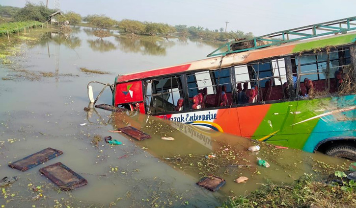 সাতক্ষীরায় যাত্রীবাহী বাস খাদে পড়ে নিহত ২