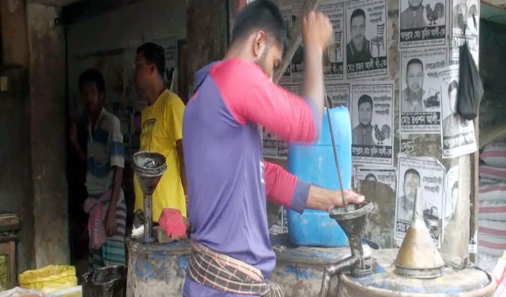 সাতক্ষীরায় ভোজ্য তেলের অস্বাভাবিক দাম বৃদ্ধি, ভোক্তাদের ক্ষোভ সাতক্ষীরায় ভোজ্য তেলের অস্বাভাবিক দাম বৃদ্ধি, ভোক্তাদের ক্ষোভ