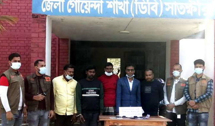 সাতক্ষীরায় গাড়িতে পুলিশের স্টিকার লাগিয়ে প্রতারণা, আটক ৫ সাতক্ষীরায় গাড়িতে পুলিশের স্টিকার লাগিয়ে প্রতারণা, আটক ৫