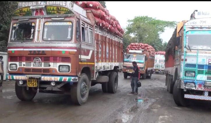 ভোমরা স্থলবন্দর: পণ্য আনা-নেওয়া স্বাভাবিক, আসছে না পেঁয়াজ ভোমরা স্থলবন্দর: পণ্য আনা-নেওয়া স্বাভাবিক, আসছে না পেঁয়াজ