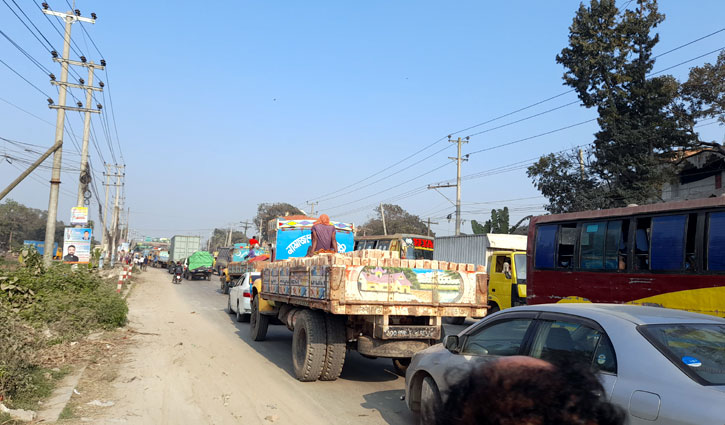 ঢাকা-আরিচা মহাসড়ক হঠাৎ ৪ কিলোমিটার যানজট
