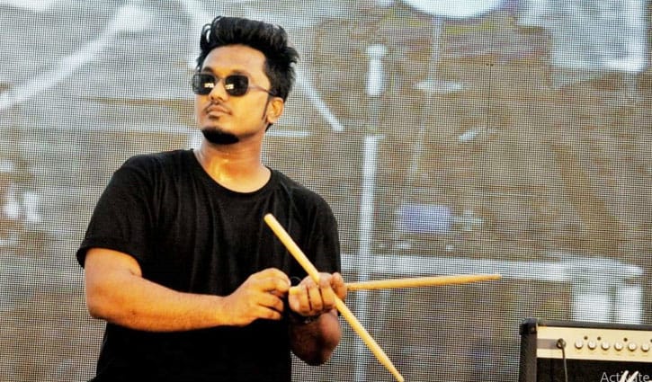 একজন উদীয়মান মিউজিশিয়ান শান্ত 