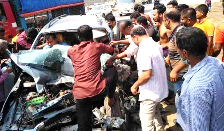 সীতাকুণ্ডে কার উল্টে একই পরিবারের ৮ জন আহত সীতাকুণ্ডে কার উল্টে একই পরিবারের ৮ জন আহত