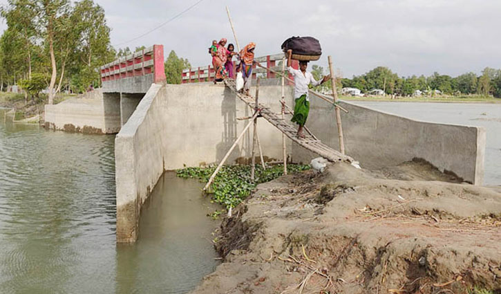 পাকা সেতুতে ওঠার ভরসা বাঁশের সাঁকো