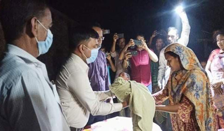 লালমনিরহাটে প্রশাসনের চেষ্টায় হাসিনার কোলেই ফিরলো তার সন্তান লালমনিরহাটে প্রশাসনের চেষ্টায় হাসিনার কোলেই ফিরলো তার সন্তান