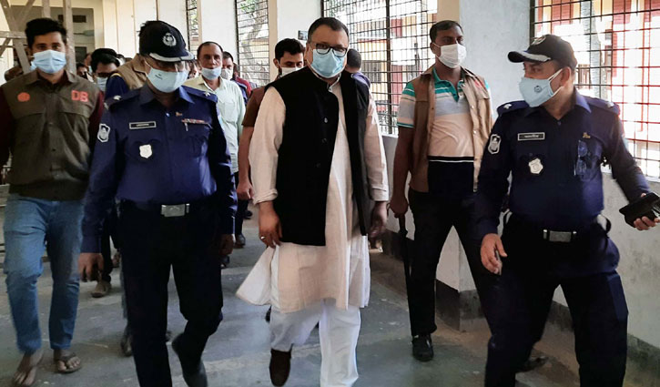 আত্মসমর্পণ করলেন টাঙ্গাইলের সাবেক পৌর মেয়র আত্মসমর্পণ করলেন টাঙ্গাইলের সাবেক পৌর মেয়র