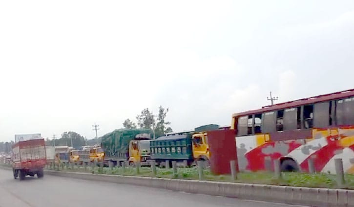 শিমুলিয়ায় ফেরি বন্ধ: ঢাকা-টাঙ্গাইল মহাসড়কে যানবাহনের চাপ শিমুলিয়ায় ফেরি বন্ধ: ঢাকা-টাঙ্গাইল মহাসড়কে যানবাহনের চাপ