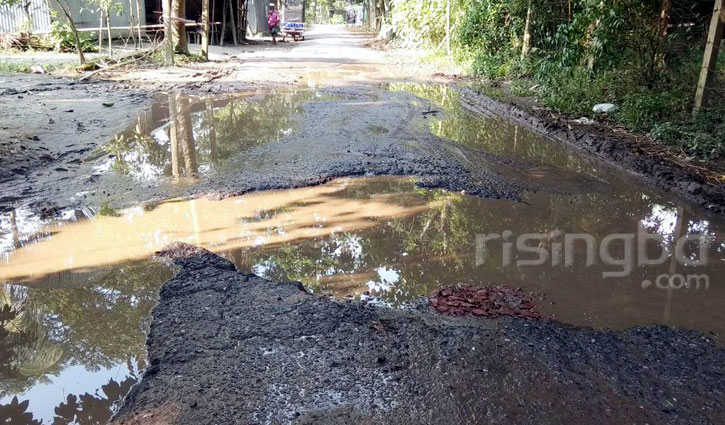 খানা-খন্দে ভরা জাঙ্গালিয়া-ছিলিমপুর সড়ক খানা-খন্দে ভরা জাঙ্গালিয়া-ছিলিমপুর সড়ক