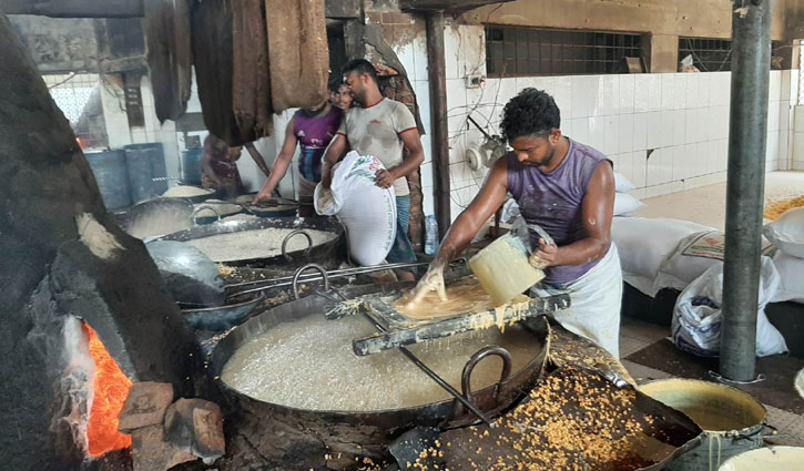 খুলনায় পায়ে পাড়িয়ে তৈরি হচ্ছে ‘নিউ তপন ও রতন’ চানাচুর খুলনায় পায়ে পাড়িয়ে তৈরি হচ্ছে ‘নিউ তপন ও রতন’ চানাচুর