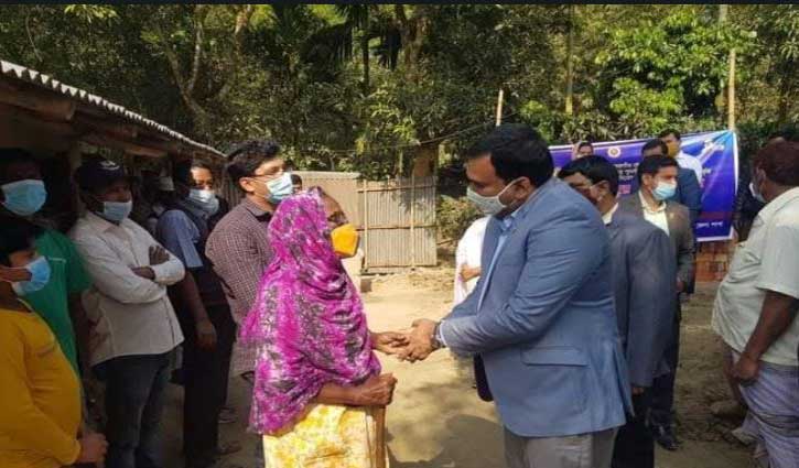 ৭০ বছরের বৃদ্ধাকে ঘর তৈরি করে দিলেন জেলা প্রশাসক ৭০ বছরের বৃদ্ধাকে ঘর তৈরি করে দিলেন জেলা প্রশাসক