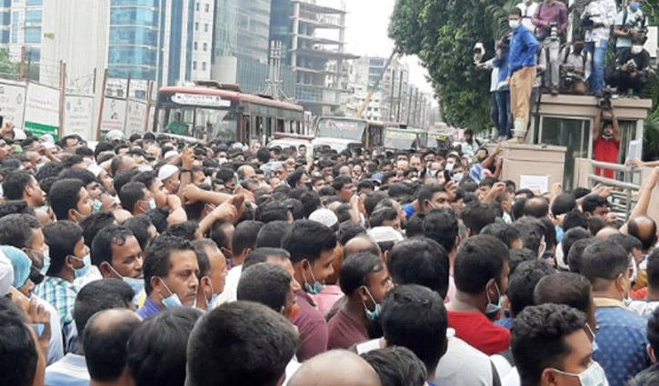 কারওয়ান বাজারে সড়ক অবরোধ করে প্রবাসীদের বিক্ষোভ কারওয়ান বাজারে সড়ক অবরোধ করে প্রবাসীদের বিক্ষোভ
