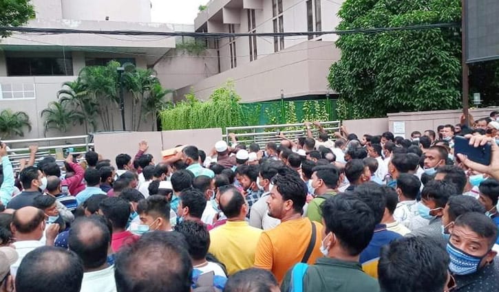 টিকিটের অপেক্ষায় সৌদি প্রবাসীরা টিকিটের অপেক্ষায় সৌদি প্রবাসীরা