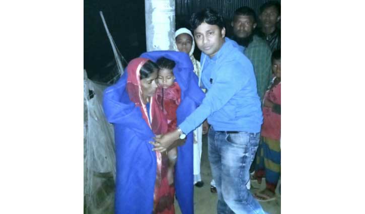 রাতে কম্বল হাতে বেড়িবাঁধে ইউএনও রাতে কম্বল হাতে বেড়িবাঁধে ইউএনও