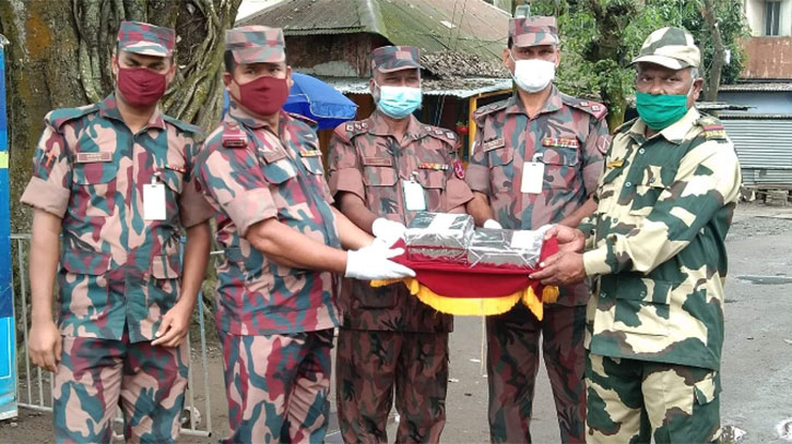 হিলিতে বিজিবি-বিএসএফের মিষ্টি বিনিময় হিলিতে বিজিবি-বিএসএফের মিষ্টি বিনিময়