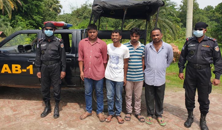 গাজীপুরে বাসে ডাকাতির চেষ্টা, আটক ৪ গাজীপুরে বাসে ডাকাতির চেষ্টা, আটক ৪