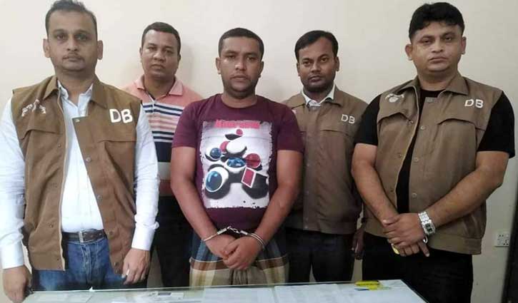 লক্ষ্মীপুরে বন্দুকসহ অস্ত্র চোরাকারবারি গ্রেপ্তার লক্ষ্মীপুরে বন্দুকসহ অস্ত্র চোরাকারবারি গ্রেপ্তার