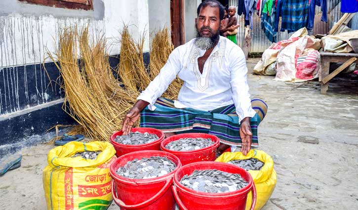 ৬ মণ কয়েন নিয়ে বিপাকে খবির ৬ মণ কয়েন নিয়ে বিপাকে খবির