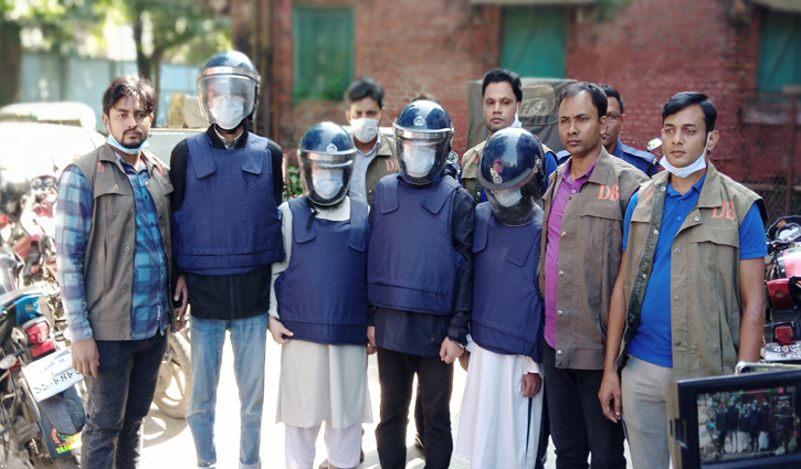 অস্ত্র-বিস্ফোরকসহ শীর্ষস্থানীয় ৪ জঙ্গি গ্রেপ্তার অস্ত্র-বিস্ফোরকসহ শীর্ষস্থানীয় ৪ জঙ্গি গ্রেপ্তার