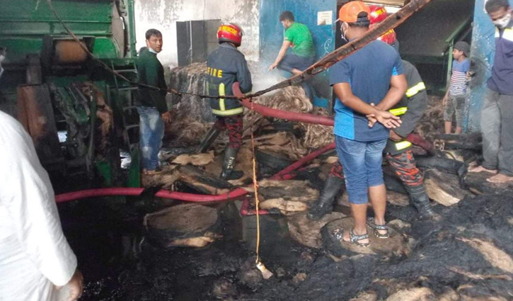 জামান জুট মিলে আগুনে ব্যাপক ক্ষয়ক্ষতি, আহত ৪ জামান জুট মিলে আগুনে ব্যাপক ক্ষয়ক্ষতি, আহত ৪