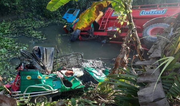 চাঁদপুরে লরির ধাক্কায় অটোরিকশার ২ যাত্রী নিহত চাঁদপুরে লরির ধাক্কায় অটোরিকশার ২ যাত্রী নিহত