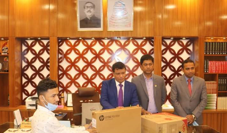 প্রধানমন্ত্রীকে এসএমএস করে কম্পিউটার পেলেন শাকিল প্রধানমন্ত্রীকে এসএমএস করে কম্পিউটার পেলেন শাকিল