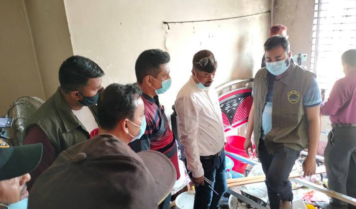 গ্যাসে ভর্তি কক্ষে মশার ব্যাটের স্পার্ক থেকে বিস্ফোরণ : পুলিশ গ্যাসে ভর্তি কক্ষে মশার ব্যাটের স্পার্ক থেকে বিস্ফোরণ : পুলিশ