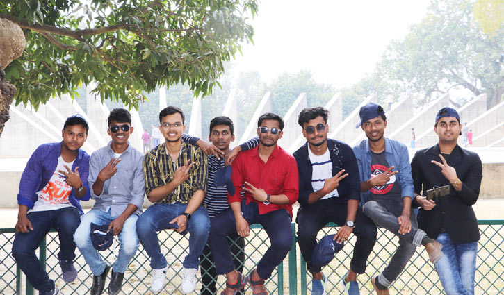 এ কেমন আড্ডা!