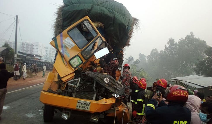 নওগাঁয় দাঁড়িয়ে থাকা ট্রাককে অপর ট্রাকের ধাক্কা, নিহত ২ নওগাঁয় দাঁড়িয়ে থাকা ট্রাককে অপর ট্রাকের ধাক্কা, নিহত ২
