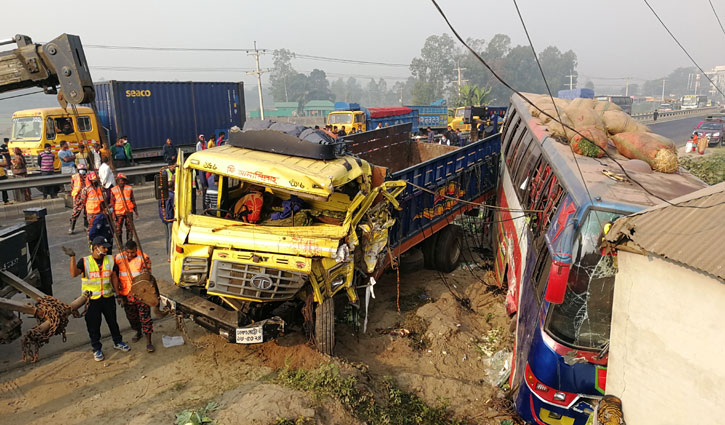 টাঙ্গাইলে সড়ক দুর্ঘটনায় নিহত ৬ টাঙ্গাইলে সড়ক দুর্ঘটনায় নিহত ৬