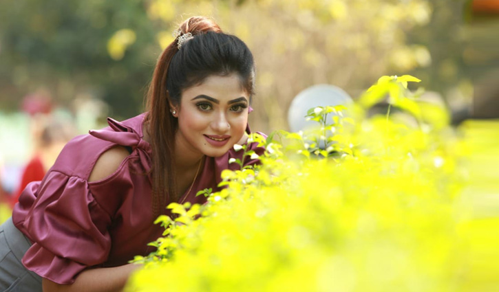 একটু জিরিয়ে ফের ছুটছেন নায়িকা আঁচল একটু জিরিয়ে ফের ছুটছেন নায়িকা আঁচল