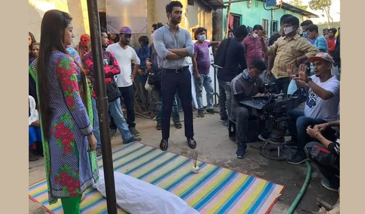 লাশের সামনে নীরবে দাঁড়িয়ে কেন আঁচল-রোশান? লাশের সামনে নীরবে দাঁড়িয়ে কেন আঁচল-রোশান?