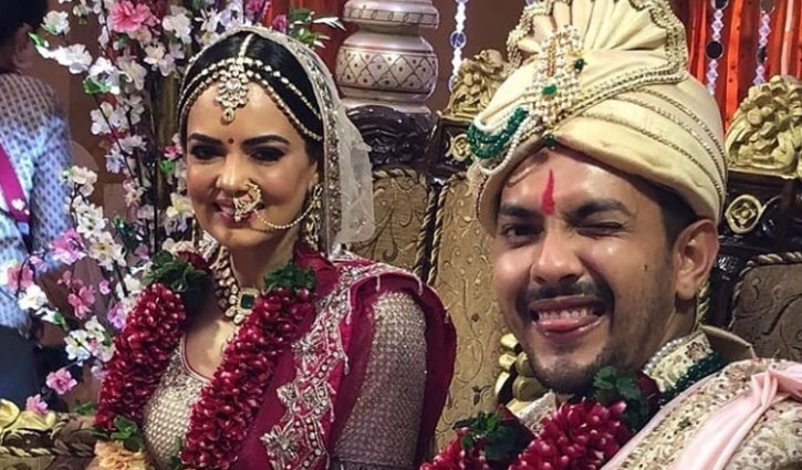 ছেঁড়া পায়জামায় বিয়ের আসরে আদিত্য ছেঁড়া পায়জামায় বিয়ের আসরে আদিত্য
