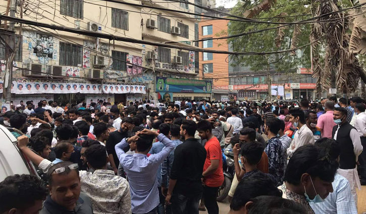 মনোনয়ন কেনার শেষ দিনে আ.লীগ কার্যালয়ে ভিড় মনোনয়ন কেনার শেষ দিনে আ.লীগ কার্যালয়ে ভিড়