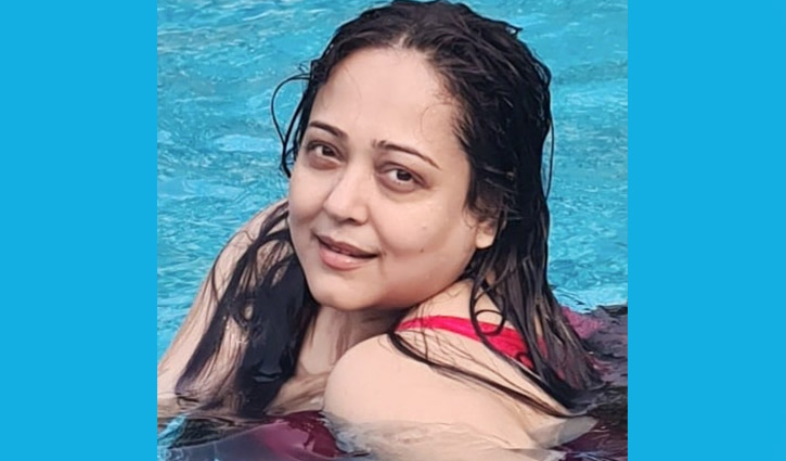 সুইম স্যুট পরে আলোচনায় অপরাজিতা সুইম স্যুট পরে আলোচনায় অপরাজিতা