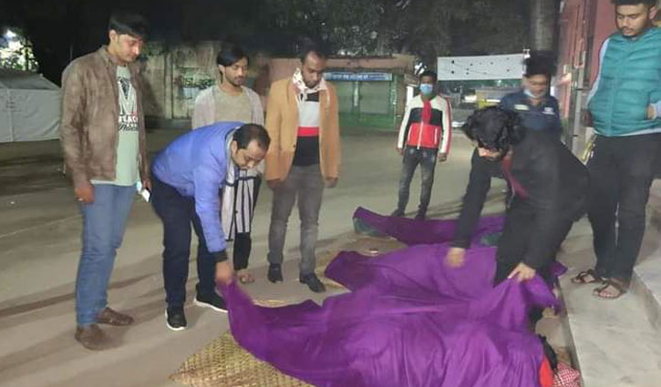 থার্টিফার্স্টে আনন্দ না করে অসহায়দের মাঝে ছাত্রলীগের কম্বল বিতরণ থার্টিফার্স্টে আনন্দ না করে অসহায়দের মাঝে ছাত্রলীগের কম্বল বিতরণ