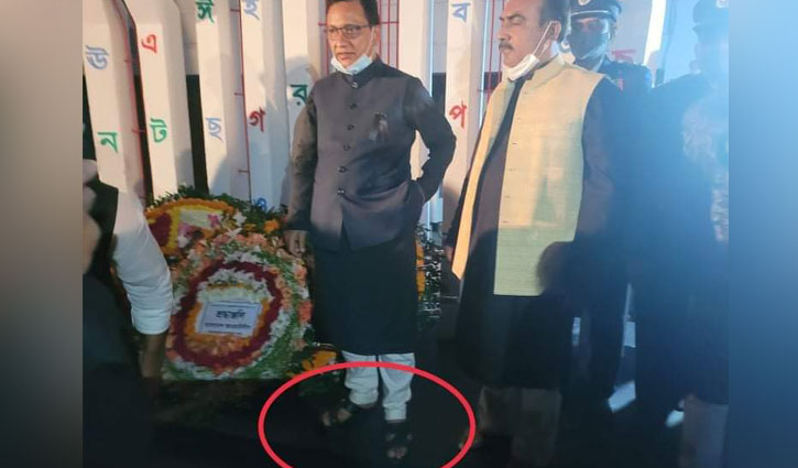 জুতা পায়ে শহীদ মিনারে আওয়ামী লীগ নেতার ফটোসেশন জুতা পায়ে শহীদ মিনারে আওয়ামী লীগ নেতার ফটোসেশন