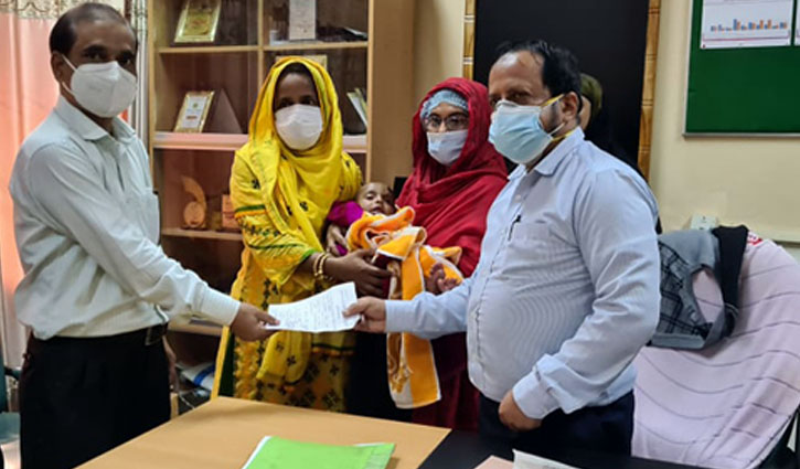মায়ের কোল খুঁজে পেলো ব্রাহ্মণবাড়িয়ায় কুড়িয়ে পাওয়া সেই শিশুটি মায়ের কোল খুঁজে পেলো ব্রাহ্মণবাড়িয়ায় কুড়িয়ে পাওয়া সেই শিশুটি