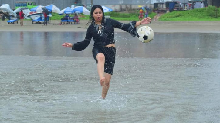 বিচে তোলা ছবি নিয়ে সমালোচনার মুখে ভাবনা বিচে তোলা ছবি নিয়ে সমালোচনার মুখে ভাবনা